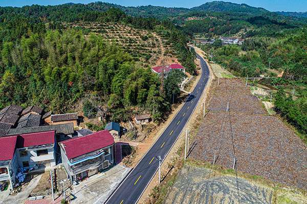 江西广昌千善乡:改造公路惠民生