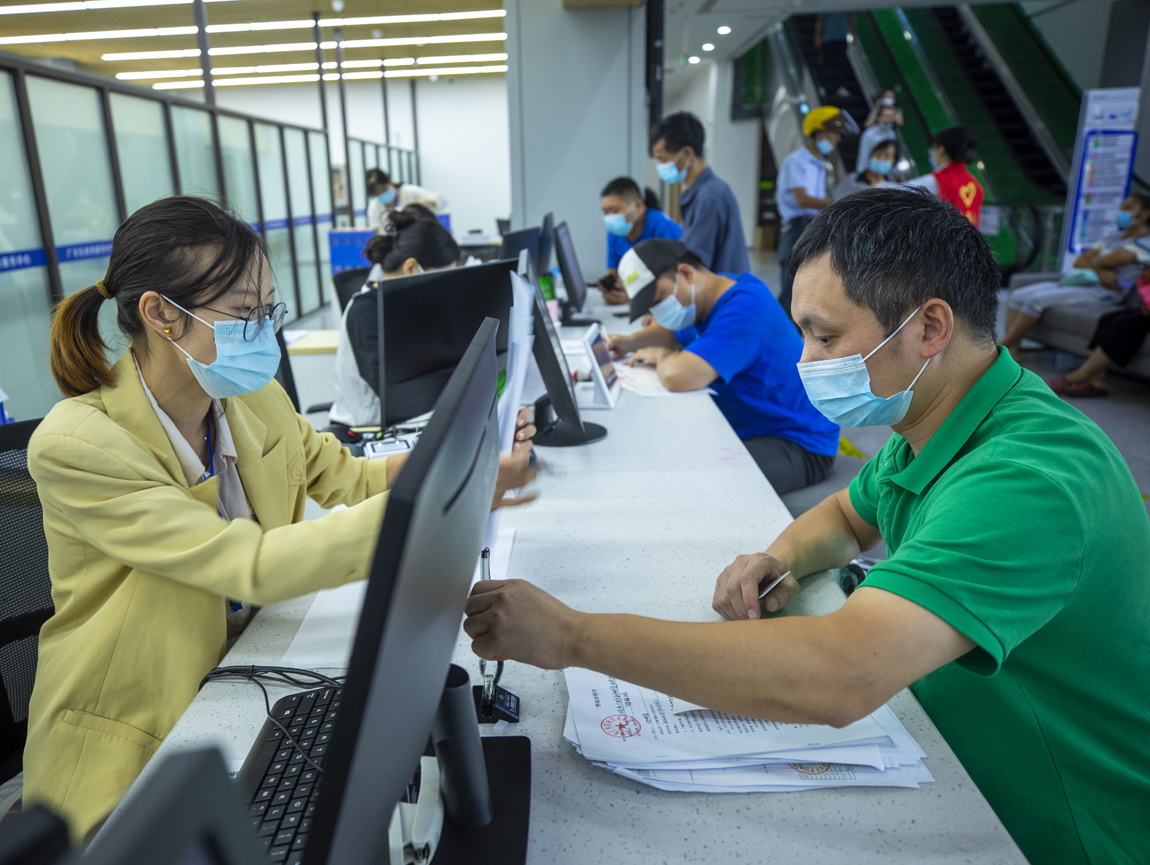 "近日,谈起自家孩子开学报名事宜,江西上饶市广丰区丰溪街道卧龙城