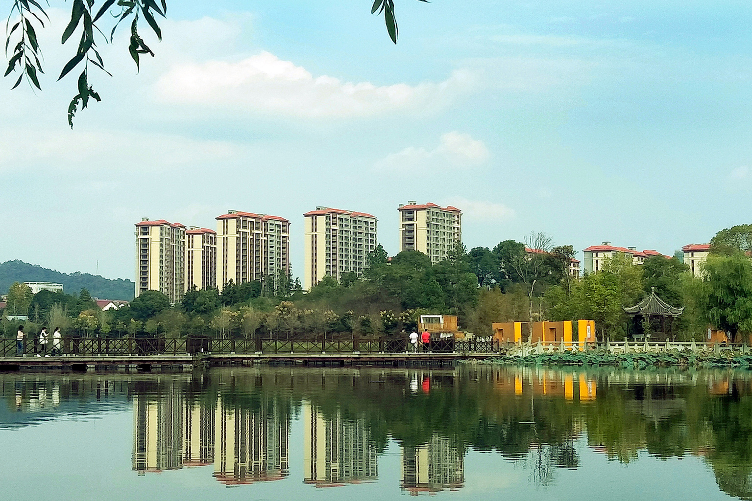 绿树,碧水,蓝天,白云映衬下的宜丰县秀竹米业棚改安置房楼群.何贱来摄