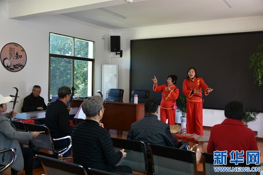 为老年人在江西省抚州市资溪县火车站社区老年人日间照料中心练习舞蹈