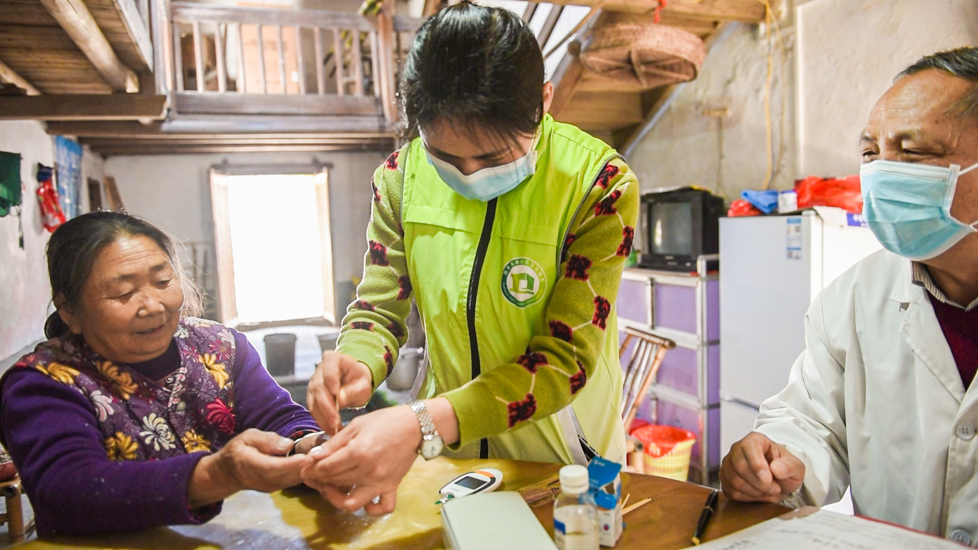 护师肖萍应约到该村老屋组脱贫监测户刘地长家开展家庭医生签约随访