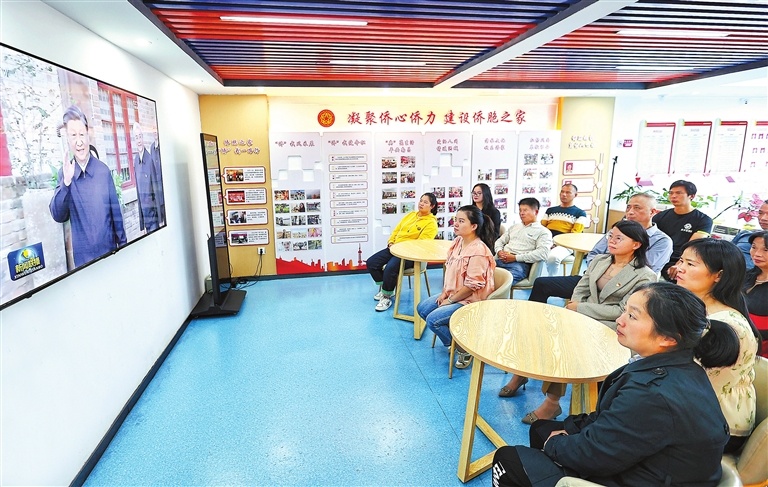 10月13日晚,在南昌市湾里管理局幸福街道爱民社区侨胞之家,党员干部和社区居民正集中收看习近平总书记来江西考察的新闻报道。江西日报全媒体记者 徐铮 摄
