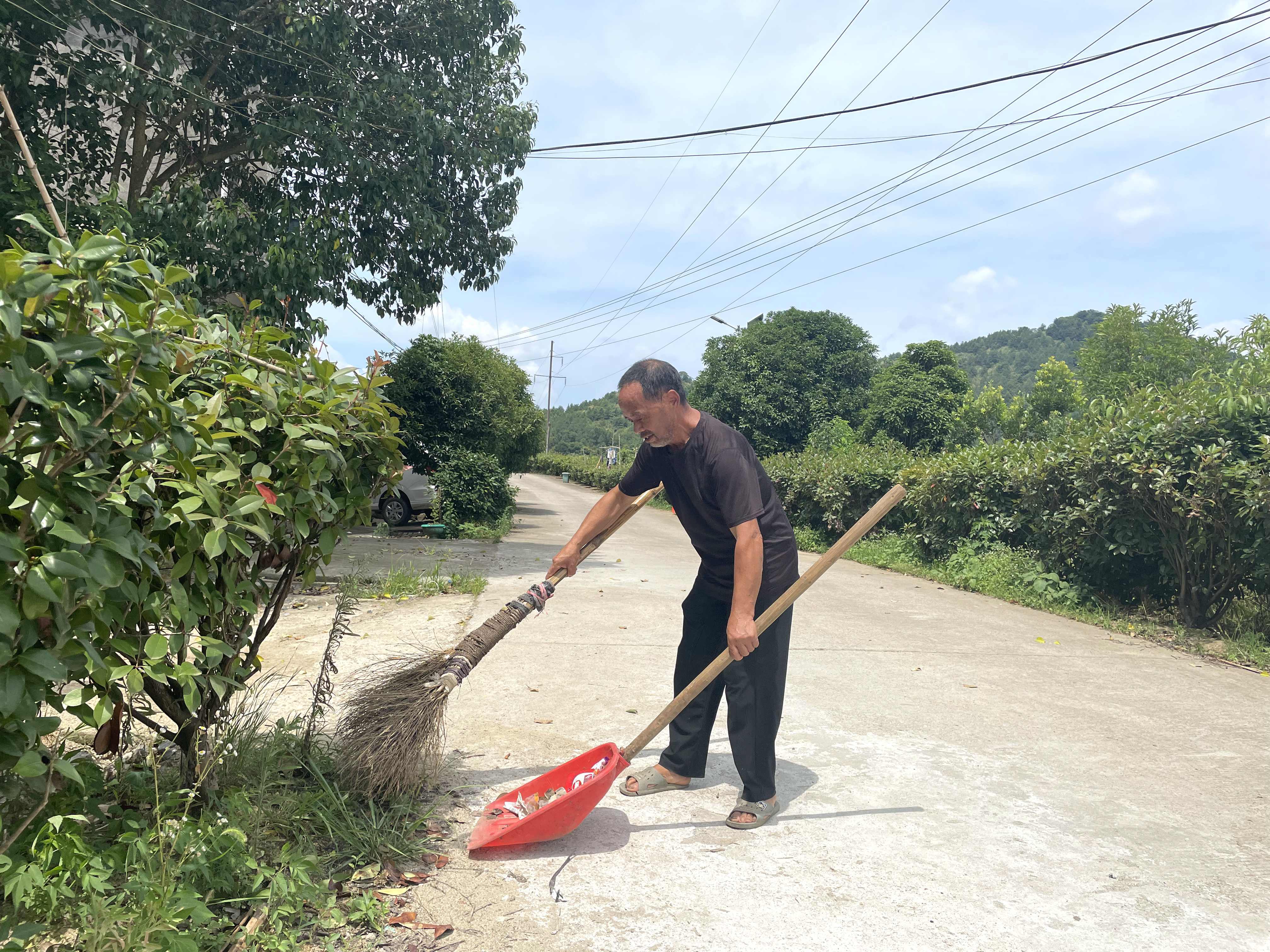 江西武宁：扩大公益性岗位 助困难群众就业