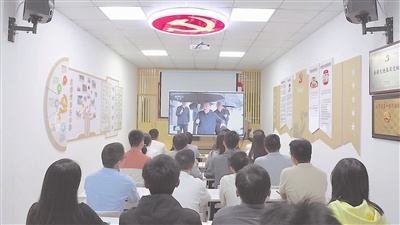 赣江新区党员干部集体收看习近平总书记在江西考察的新闻报道。 通讯员 许常林摄