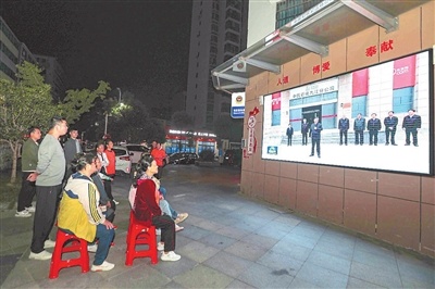九江市浔阳区湓浦街道丁官路社区组织收看习近平总书记在江西考察的新闻报道。 通讯员 李涛渊摄