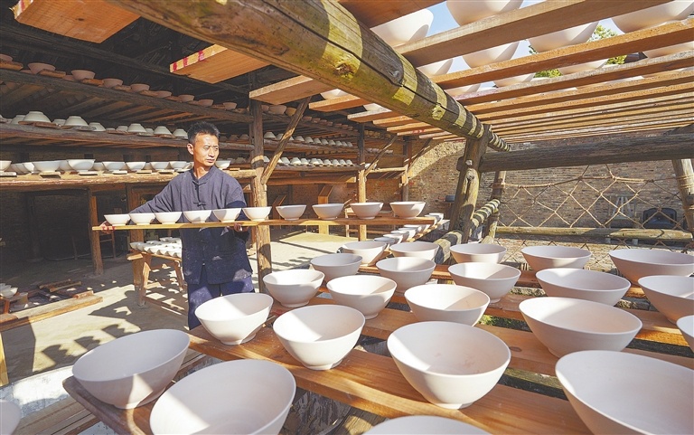 10月11日,在景德镇陶阳里历史文化街区明清窑作营造技艺长廊,工匠正在晾坯。 江西日报全媒体记者 史港泽摄