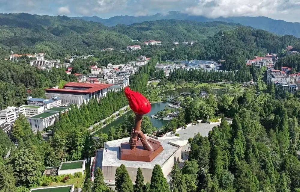 俯瞰井冈山市茨坪镇。