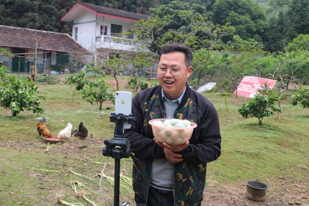 主播直播帮村民卖鸡蛋据悉,大陵村村民喻国良利用100余亩闲置的山场