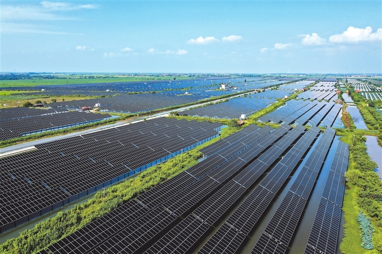 在南昌县蒋巷镇三洞湖,一排排光伏面板矗立湖面,正源源不断输出清洁电能。该项目将水产养殖与光伏发电相结合,形成“板上发电、板下养殖”新模式,提高了土地使用效率,助力乡村振兴。江西日报全媒体记者 史港泽摄