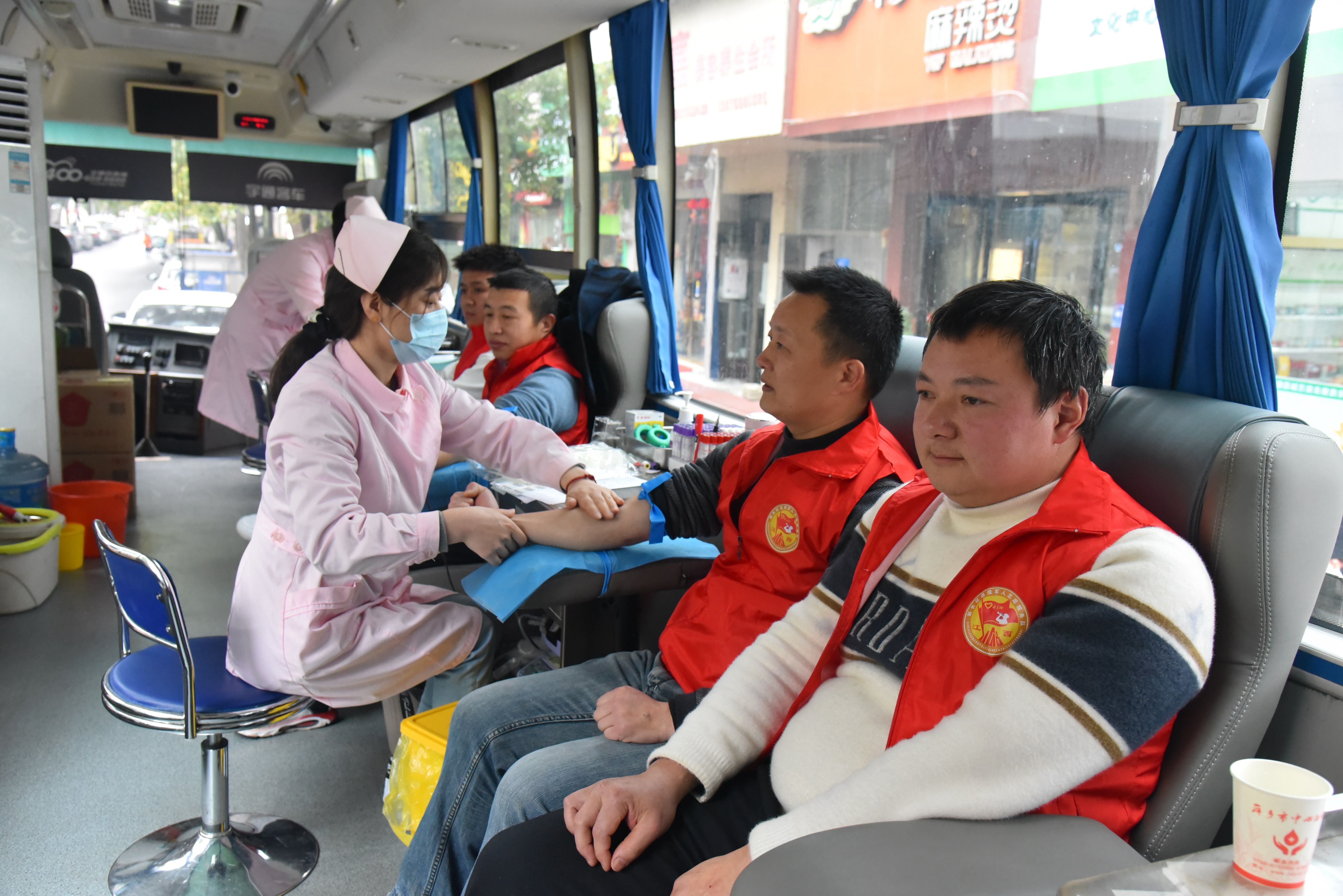 退役军人志愿者自发来到献血车为赵仕海献血