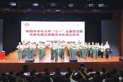 　“七一”主题党日军乐团吹奏开场曲《强军战歌》