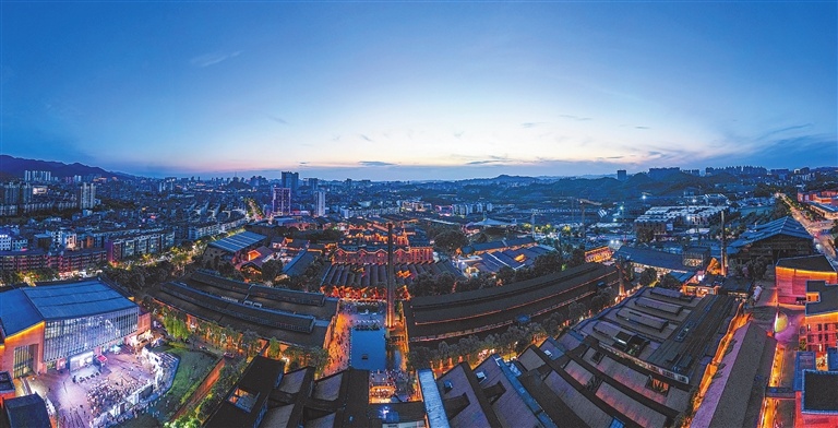 高耸的烟囱、锯齿形厂房屋顶、红砖墙面……7月19日，夜色下的景德镇陶溪川文创街区流光溢彩，成为往来游客争相打卡的新文旅地标。