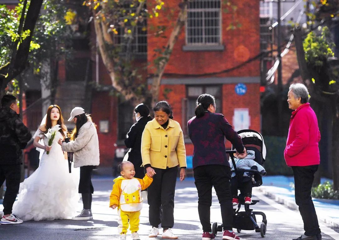 市民在凤凰街道专建小区拍婚纱照