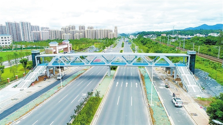 我为群众办实事江西赣州建好人行天桥城市更有温度