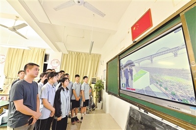 南昌市第五中学实验学校师生在教室集中收看习近平总书记在江西考察的新闻报道。 本报全媒体首席记者 杨继红摄