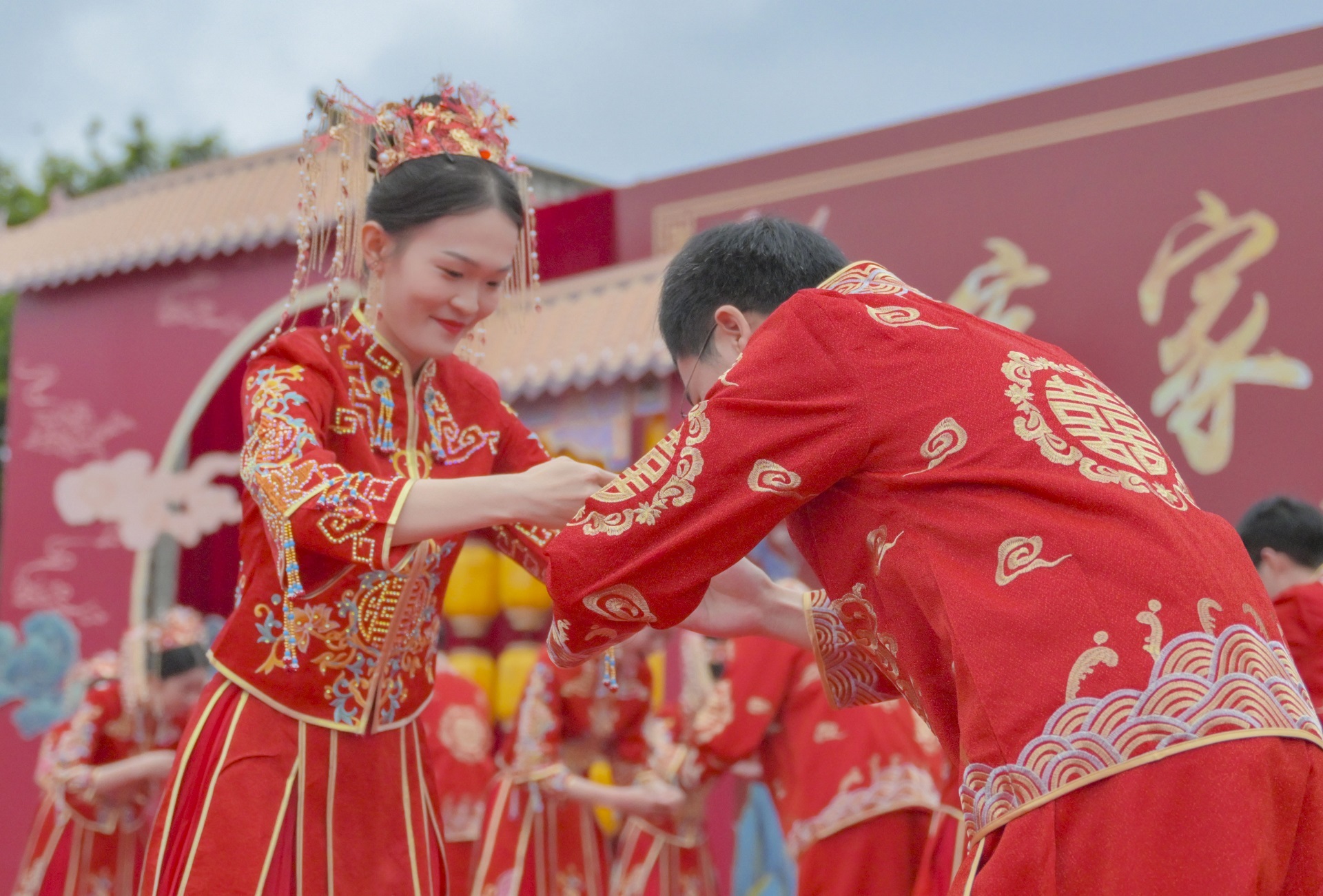在虔城"赣州市人才集体婚礼活动在江西省赣州市赣县区客家文化城举行