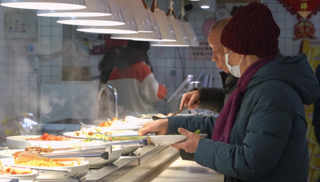 万载居民胡奶奶在“饱李李”老年人助餐服务点打菜。