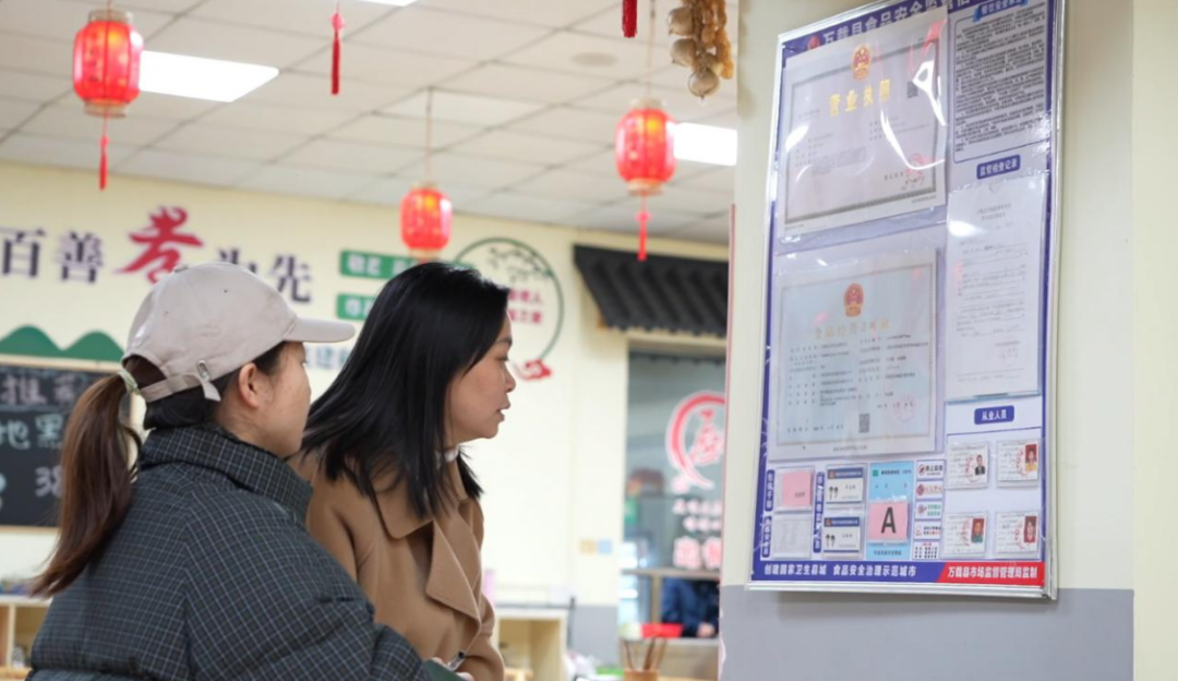 万载县民政局对老年人助餐服务点进行实地调研。