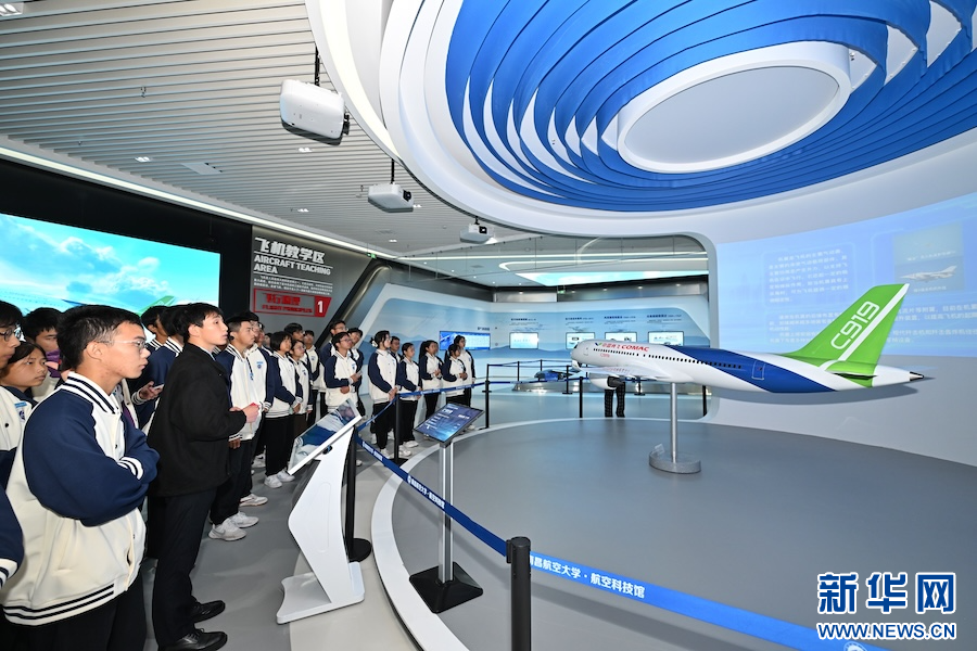 11月2日，在南昌航空大学航空科技馆内，学生们正在参观国产大飞机C919模型。新华网 王中庆 摄