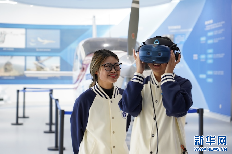 在南昌航空大学航空科技馆内，学生正在用VR设备学习航空器的构造。新华网 王中庆 摄