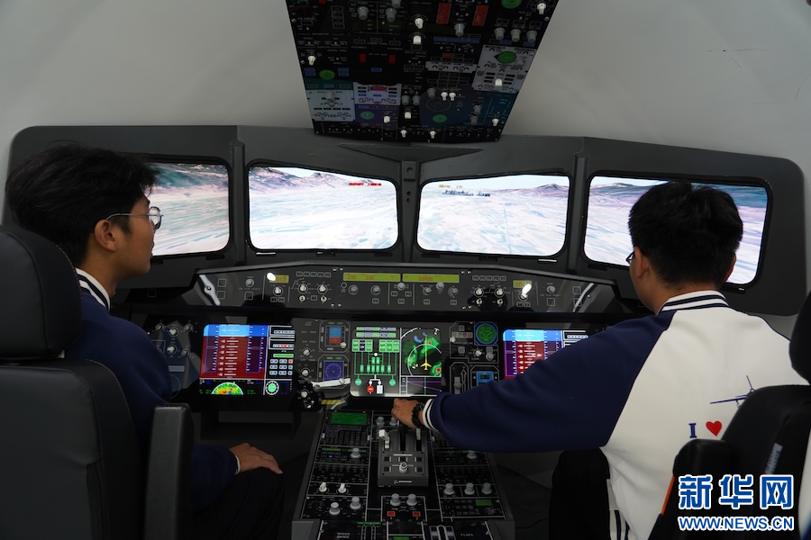 　在南昌航空大学航空科技馆内，学生们正在体验模拟驾驶飞行器。新华网 王中庆 摄