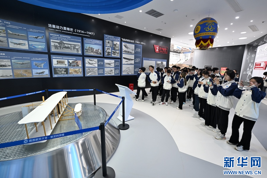 在南昌航空大学航空科技馆内，学生们正在参观。新华网 王中庆 摄